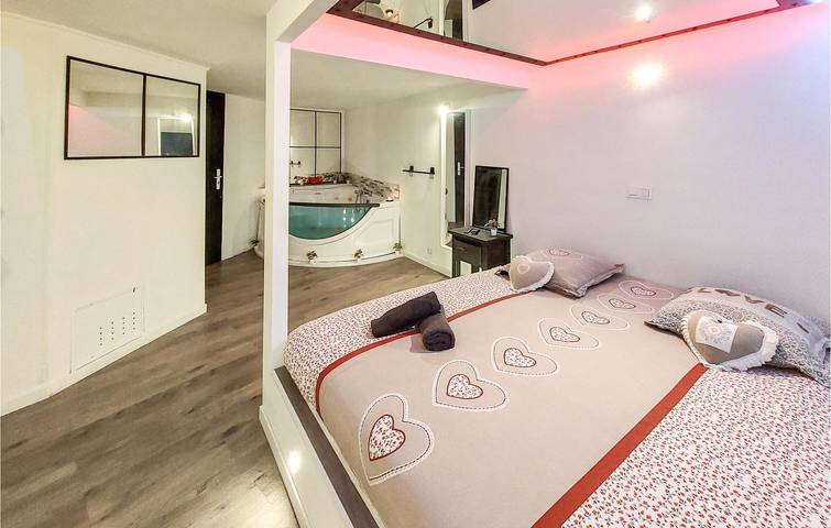 Geheel vakantieappartement, Appartement aan het zwembad met vriezer & internet in Saint-Bonnet-le-Château, Montbrison