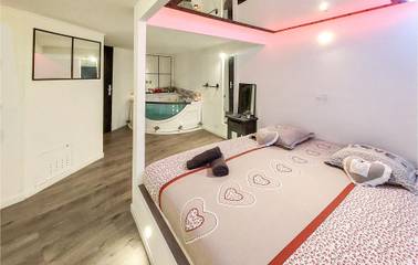 Vacation Apartment for 10 Guests in Saint-Bonnet-le-Château, Massif Central, Picture 4