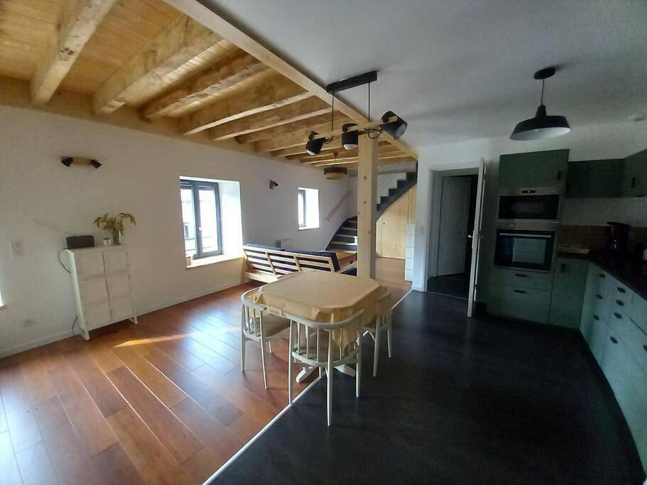 Appartement entier, Two-Bedroom Apartment in Ozenay, Région de Mâcon