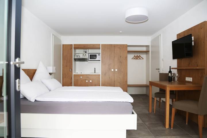 Appartement entier, Appartement 'Nr 2' avec vue sur les montagnes, terrasse partagée et Wi-Fi in Vaihingen-sur-l'Enz, Kraichgau