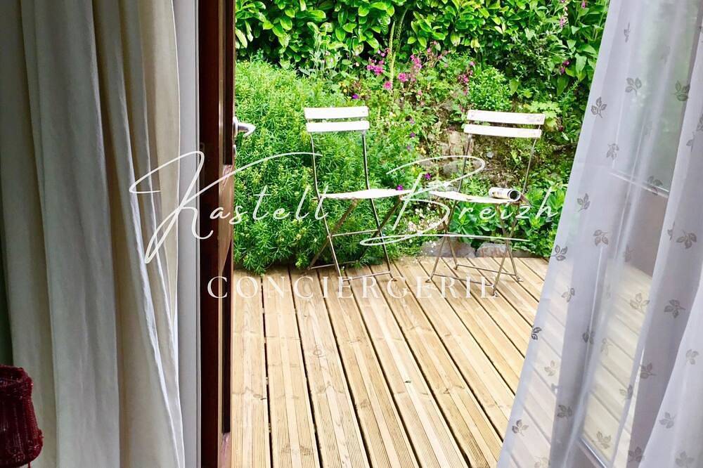 Petit cocon avec son jardin secret in Bon Repos sur Blavet, Région de Guingamp