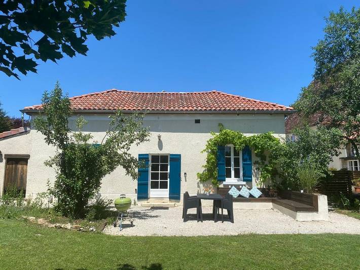 Maison de campagne pour 4 personnes, avec piscine ainsi que vue et jardin à Sorges