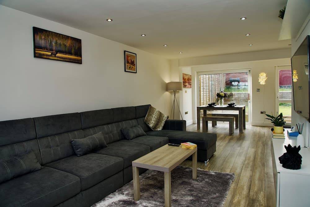 Spacious House Near Rochester Sleeps 10 in Rochester, Kent Downs