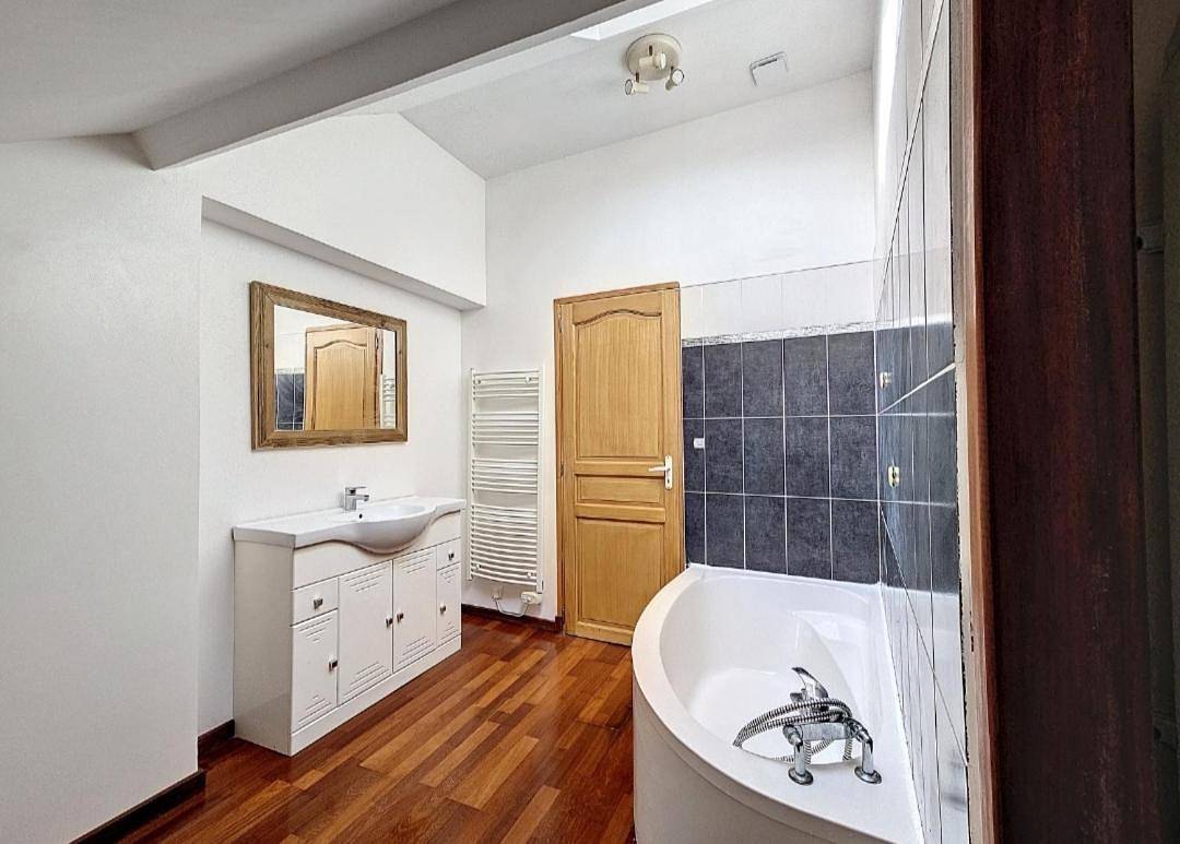 Appartement entier, Three-Bedroom Apartment in Saint-Leu-d'Esserent, Oise