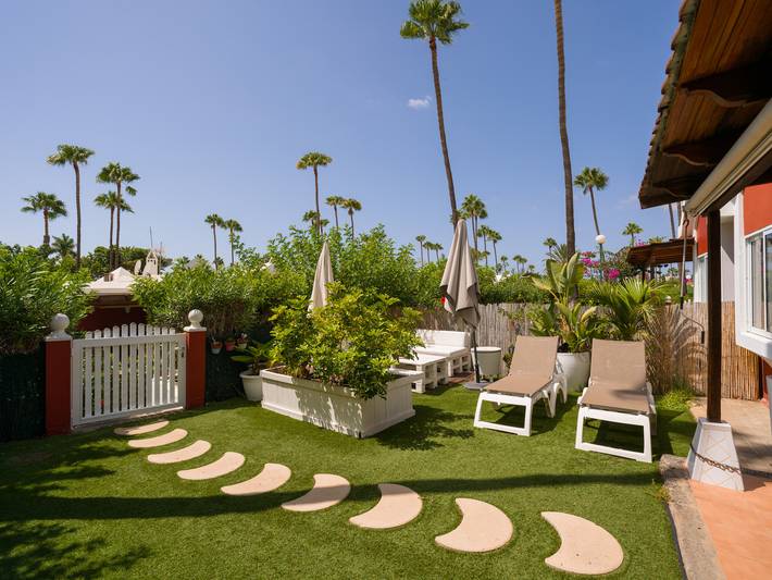 Bungalow para 3 personas, con terraza además de jardín y piscina para niños en Gran Canaria