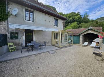 Gîte pour 4 personnes, avec terrasse, animaux acceptés dans l' Ain