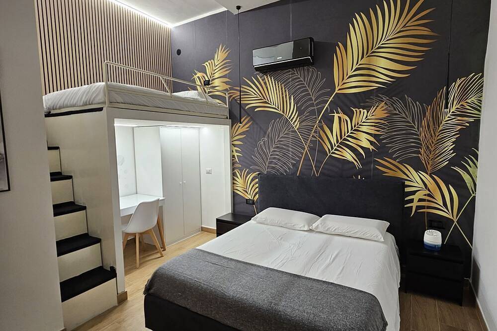 Ganze Wohnung, Palmhouse Salerno center with jacuzzi, separate entrance near Metro. in Salerno, Tyrrhenische Küste Kampanien