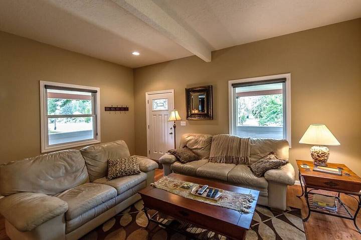 Vacation rental for 10 people, with balcony and yard in Walla Walla