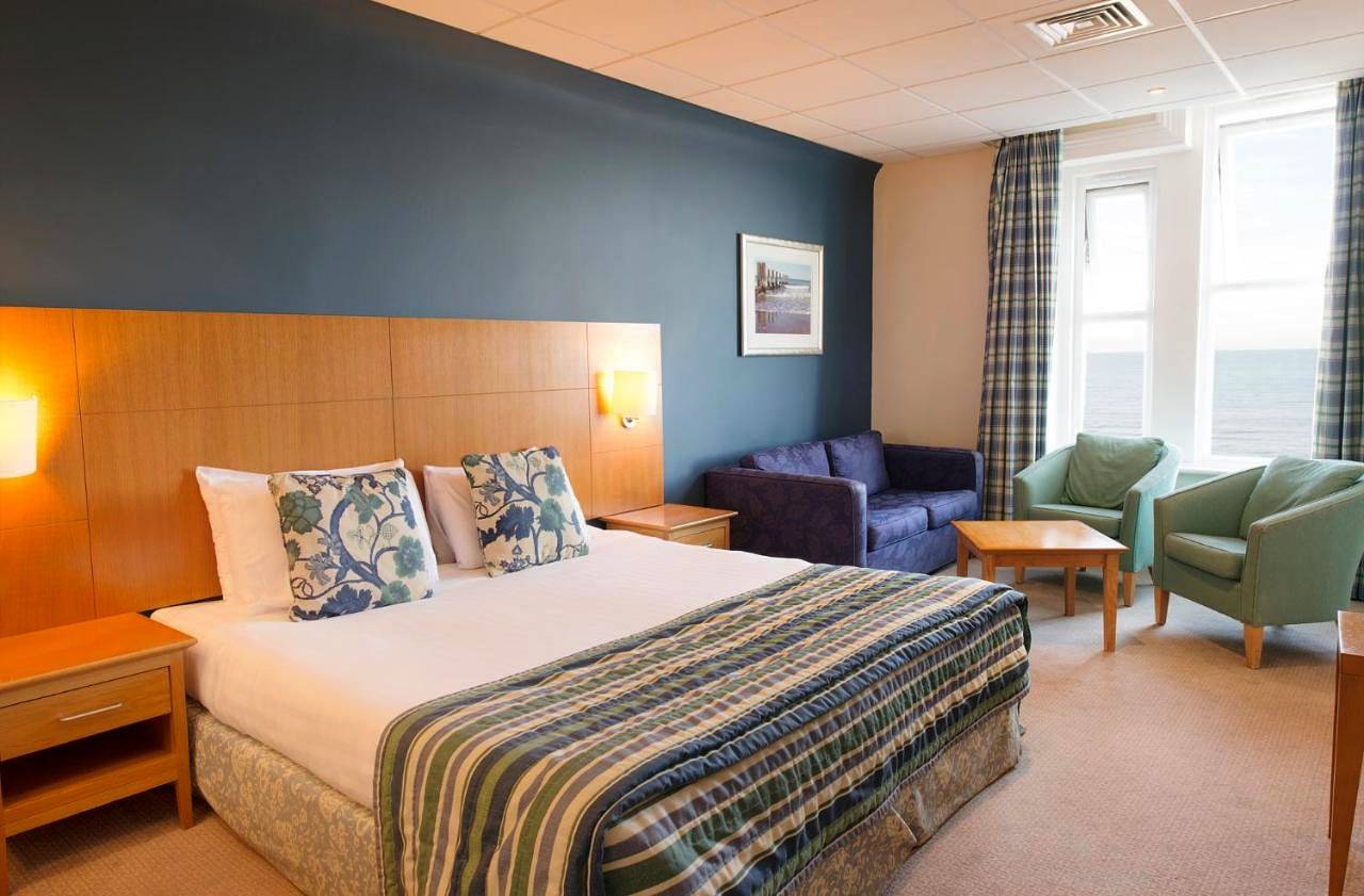 Hotel for 10 people with terrace in Sandbanks, Poole