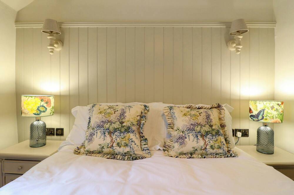 Hope Cottage, family friendly, with open fire in Great Longstone in Great Longstone, Derbyshire