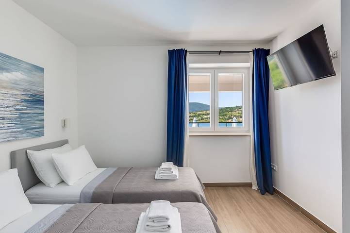 Alleinstehendes Ferienhaus mit Klimaanlage,  W-Lan, privatem Pool, Whirlpool, Tv, Terrasse in Dalmatinisches Zagora