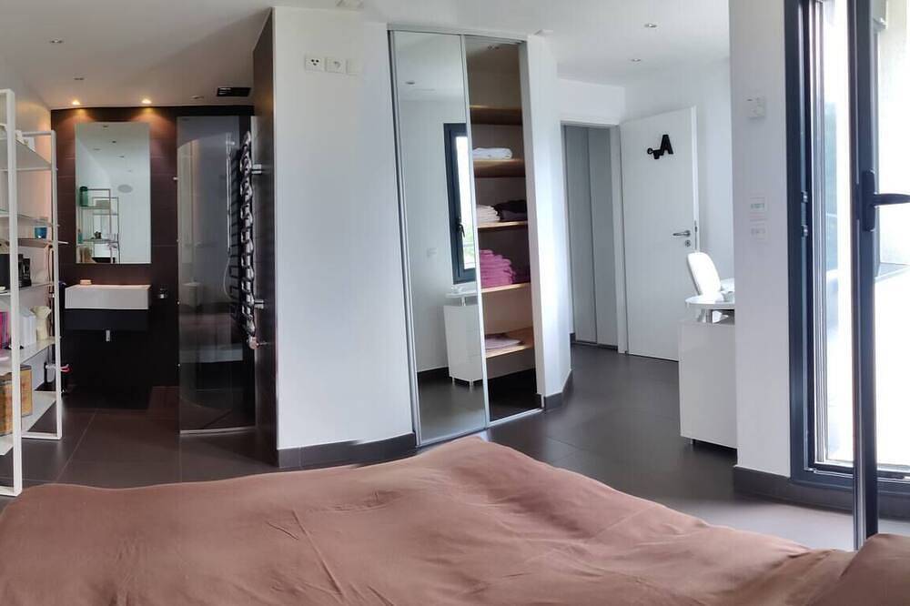 Modern Duplex (home office, laptop friendly) in Cessy, Gex