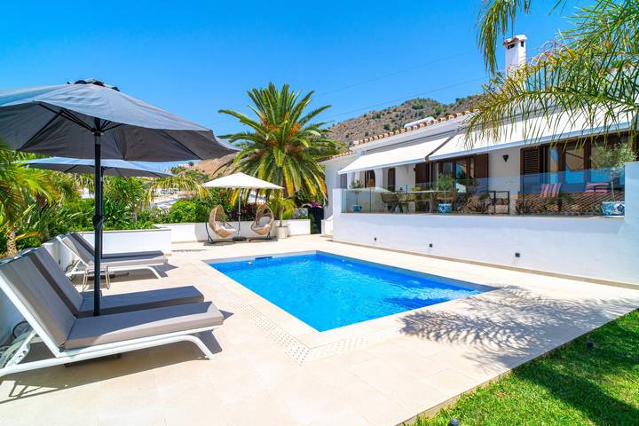 Villa for 4 people, with garden and pool as well as terrace in Nerja