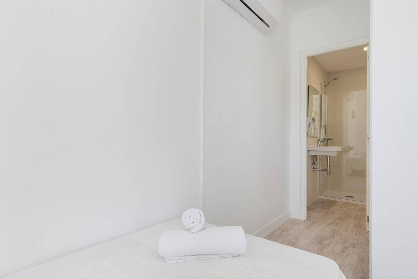 Hostal Talamanca Hab. Individual - Modern hostel recently refurbished very close to the beach. Free Wifi in Cala d'Or, Santanyí
