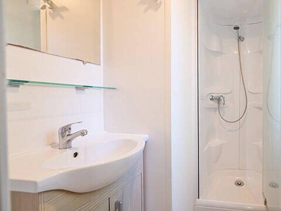 Weekend Glamping Resort - Mobilhome 6 personas - Confort | 3 Dormitorios | 6 Pers | Terraza elevada | Aire acondicionado in San Felice del Benaco, Montañas Garda