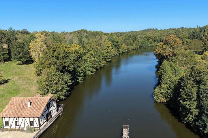 Location de vacances pour 12 personnes, avec terrasse à Saint-Estèphe (Dordogne)
