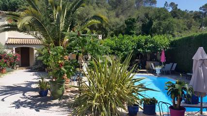 Gîte pour 4 personnes, avec terrasse ainsi que piscine et jardin à Pierrefeu-du-Var