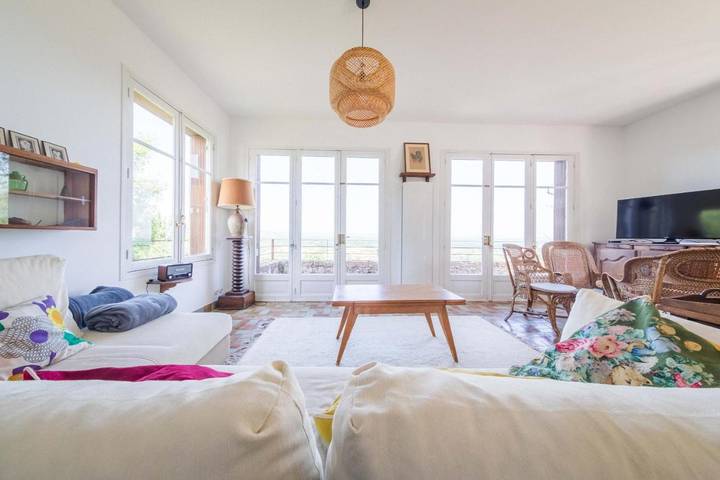 Location de vacances pour 12 personnes, avec terrasse ainsi que piscine et jardin à Collonges-la-Rouge - 4