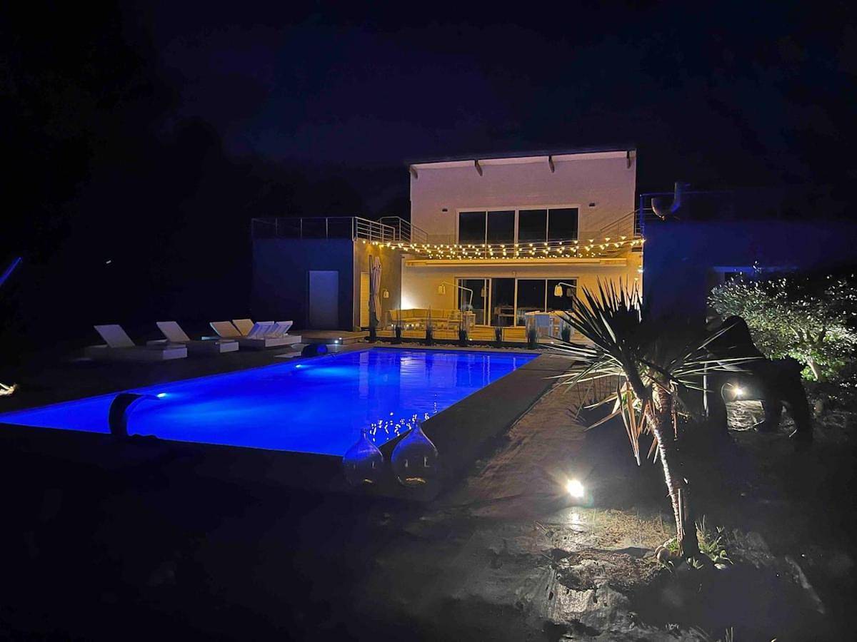 Villa Californie avec piscine près du circuit des 24H in Changé, Sarthe