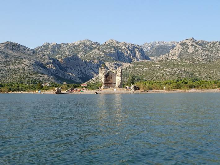 Ferienwohnung für 4 Personen, mit Balkon und Garten sowie Ausblick in Starigrad Paklenica
