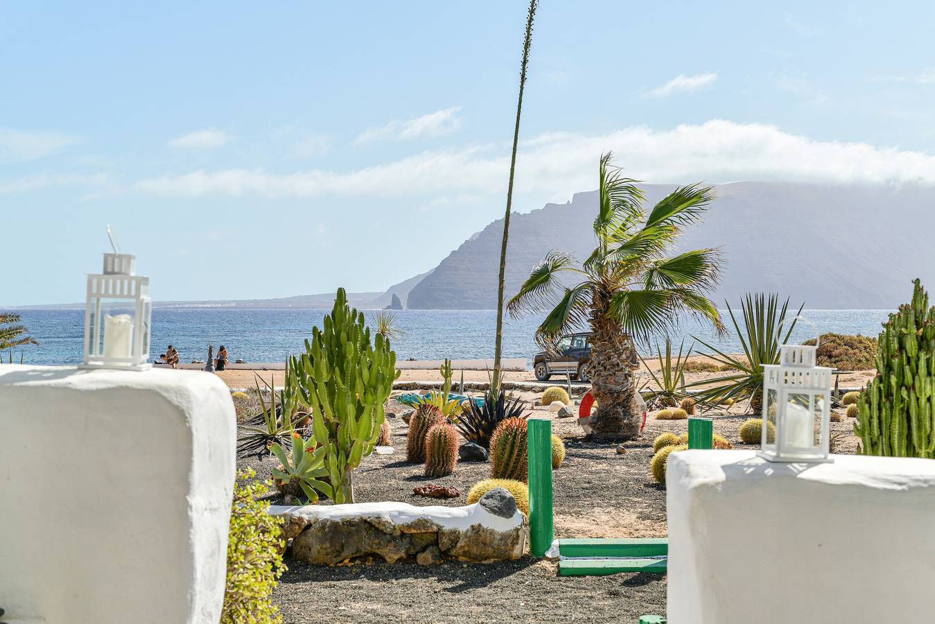 Wonderful Holiday Home “Villa Flores” Directly on the Beach with Sea View in Pedro Barba, La Graciosa