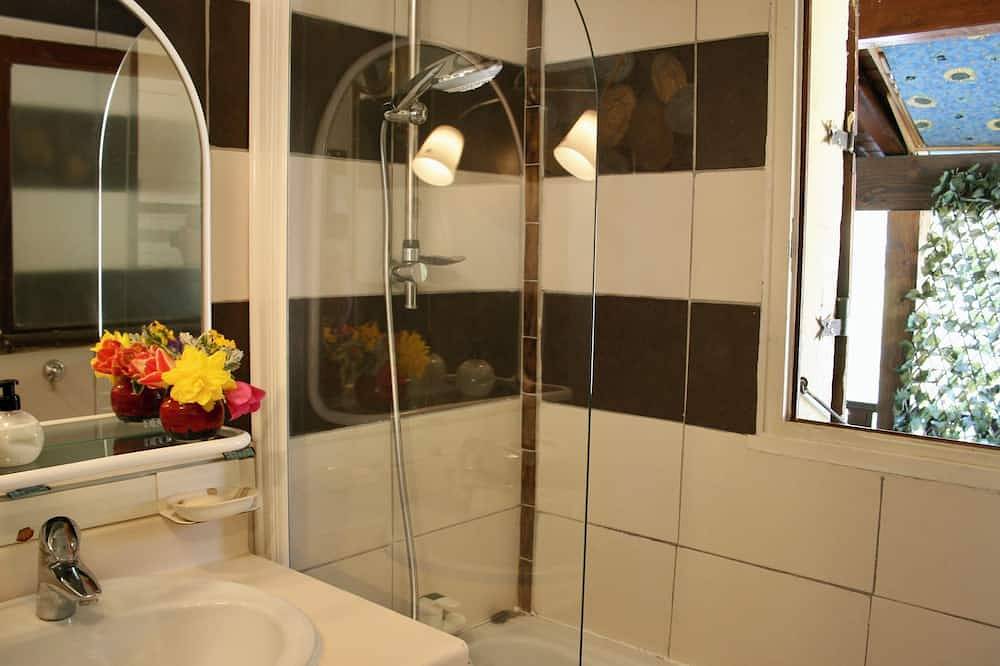 Appartement entier, Gîte  labellisé 3 clés, piscine 5m par 10 m abritée et chauffée in Villette-sur-Ain, Ain