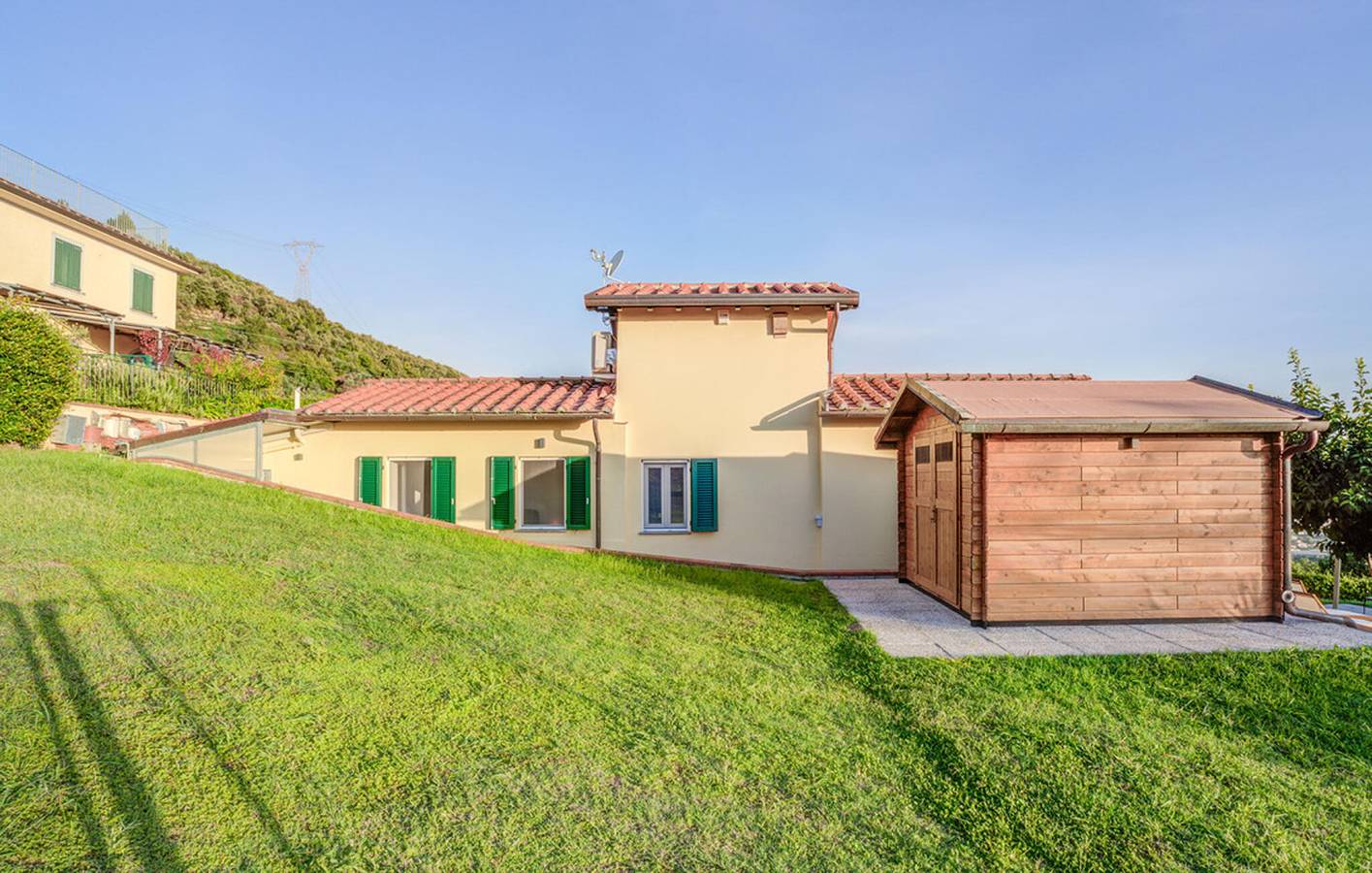 Apartamento frente al mar con jardín, wifi y aparcamiento, cerca de restaurantes y del río in Camaiore, Costa de la Maremma