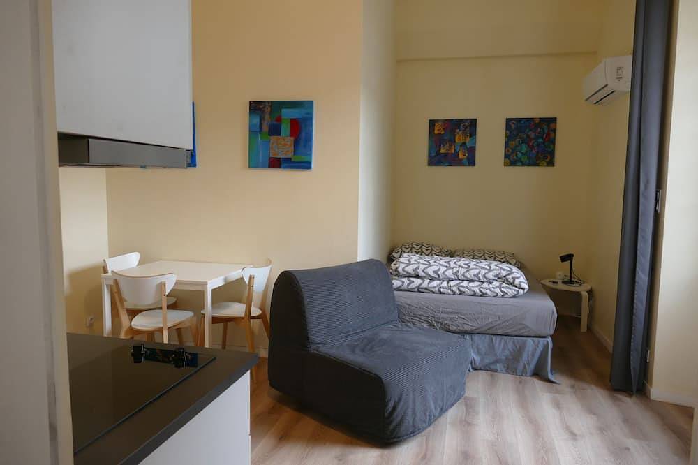 Entire apartment, Studio West Enclosed parking Ground floor Fibre in Gardanne, Aix-en-Provence region