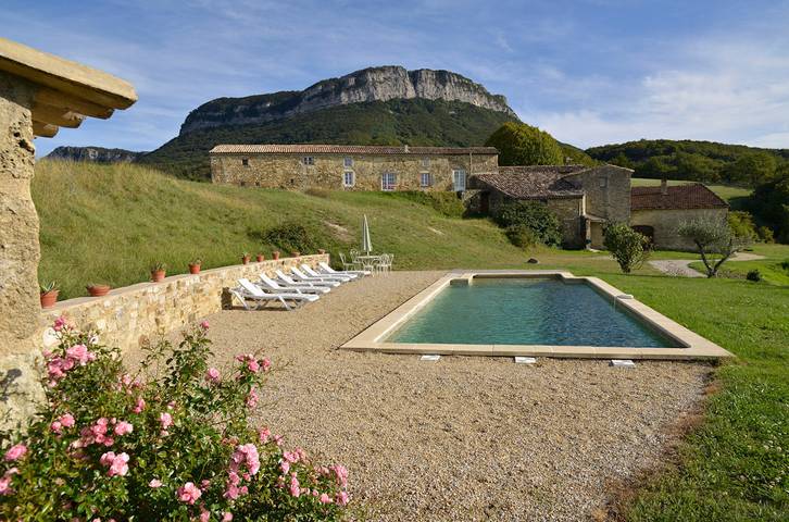 Gîte pour 8 personnes, avec terrasse ainsi que piscine et jardin, animaux acceptés à Soyans