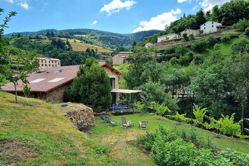 Gîte charmant avec terrasse, billard, et animaux acceptés in Doizieux, Parc Naturel Régional du Pilat