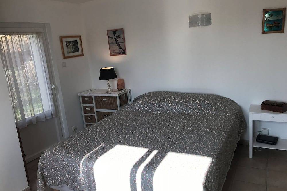 Quiet Mazet nestled in a private cul-de-sac south-facing terrace air-conditioned living room in Sarrians, Vaucluse