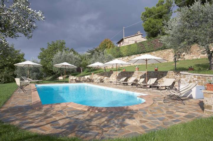 Agriturismo per 5 persone, con Terrazza e Idromassaggio nonché Giardino e Piscina ad Assisi
