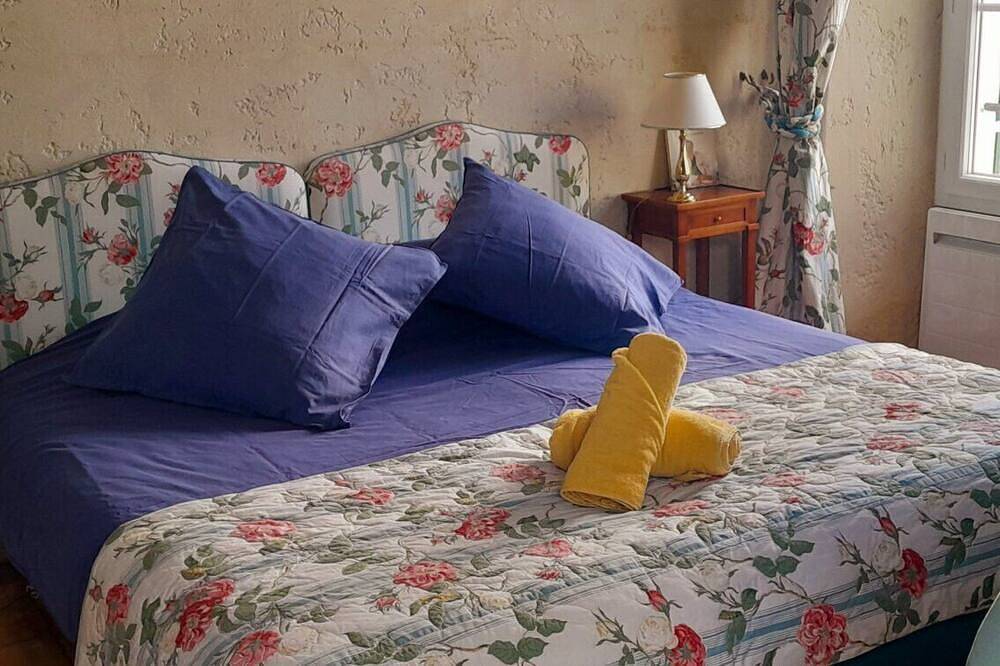 Guest Room “Chambre Geluck” with Shared Pool, Communal Terrace and Wi-Fi in Chenac-Saint-Seurin-d'Uzet, Saintes region