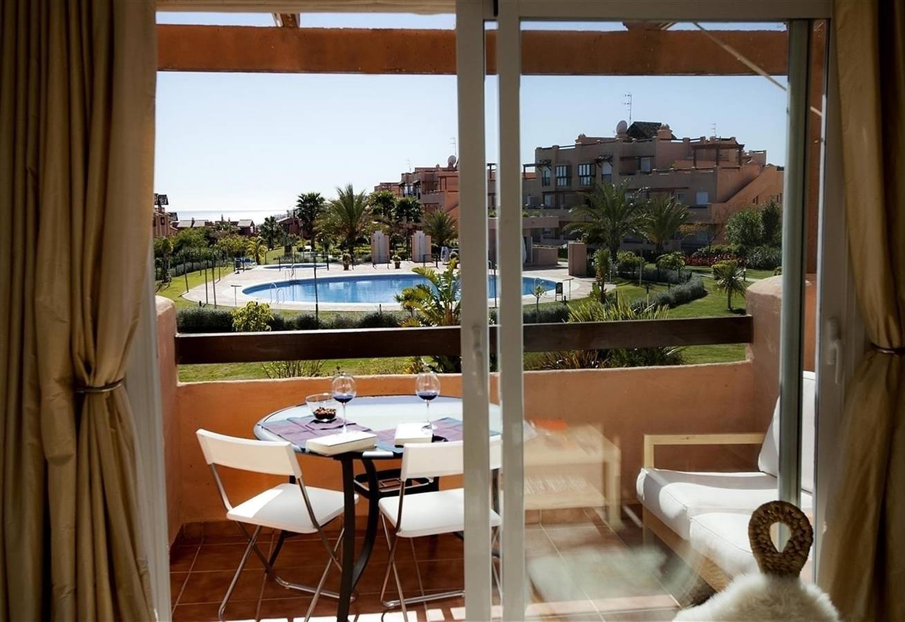 Entire apartment, Holiday Apartment "Casares Del Sol" with Mountain View, Pool & Wi-Fi in Casares del Sol, Casares