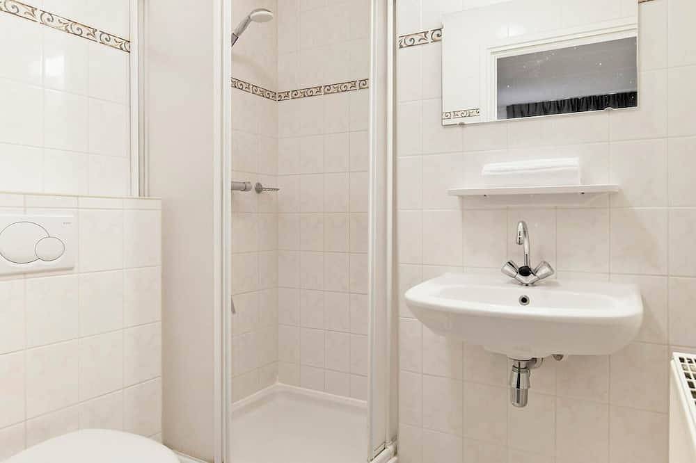 Comfortable bungalow for 6 persons at the waterfront in Drenthe