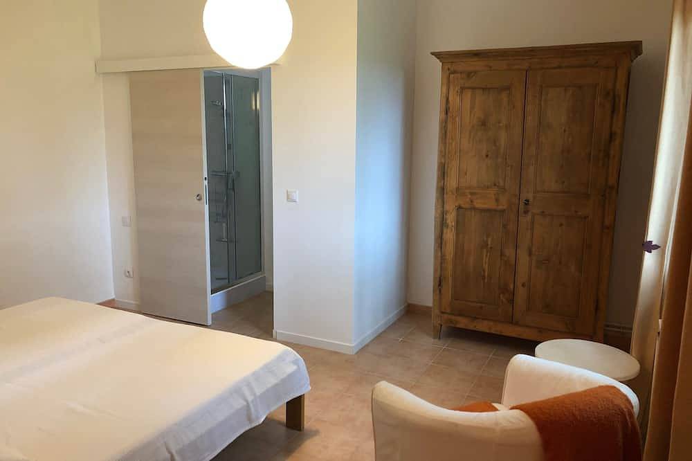 Location à la semaine d'une villa en petite Camargue avec piscine chauffée. in Saint-Laurent-d'Aigouze, Côte d'Améthyste