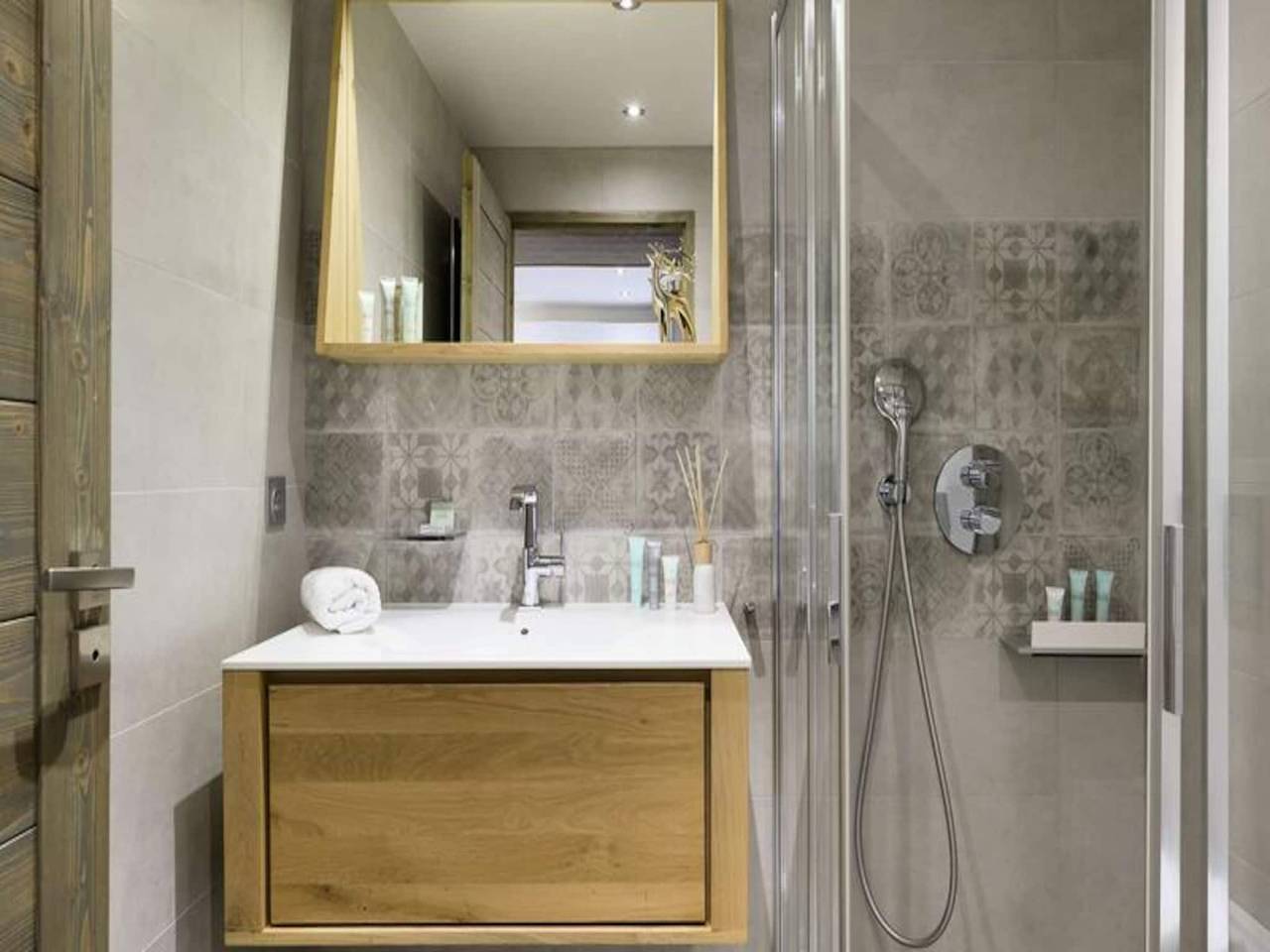 Entire apartment, Courchevel Moriond - Sleeps 4 - Close to slopes and shops in Courchevel 1650 (Moriond), Saint-Bon-Tarentaise