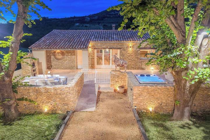 Location de vacances pour 10 personnes, avec Jacuzzi et Terrasse ainsi que Jardin et Piscine à Mollans-sur-Ouvèze