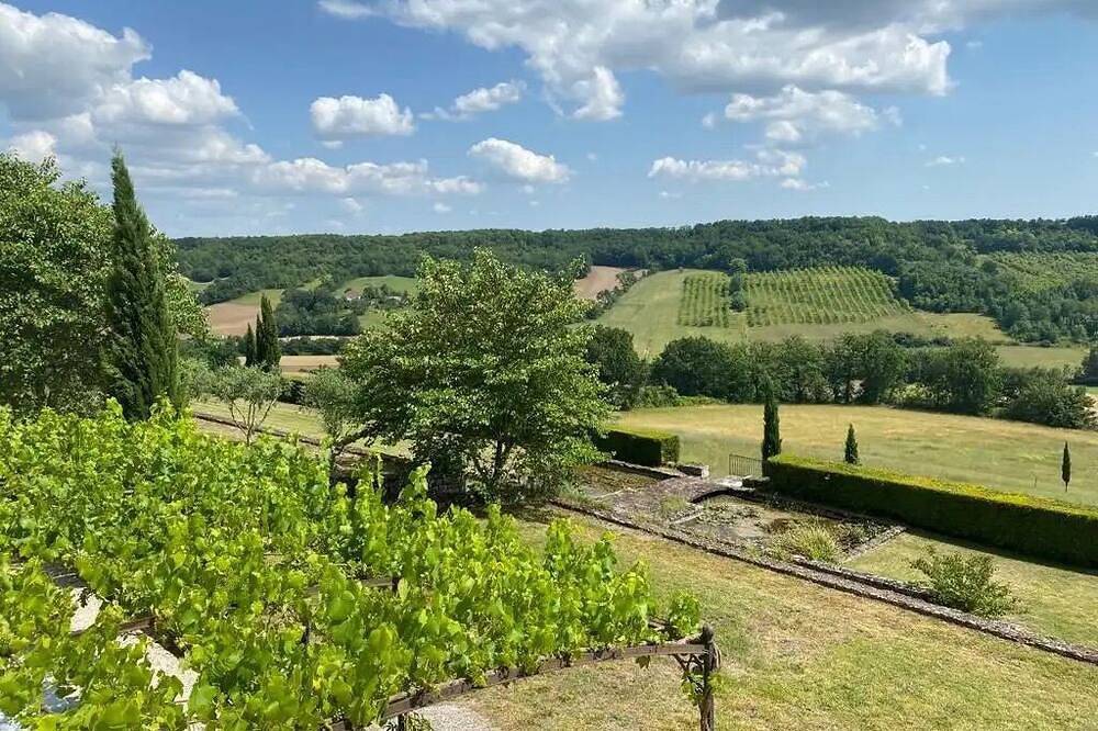 Kilim\" guest room in Montcuq, panoramic view, quiet, unspoilt setting in Montcuq-en-Quercy-Blanc, Lot