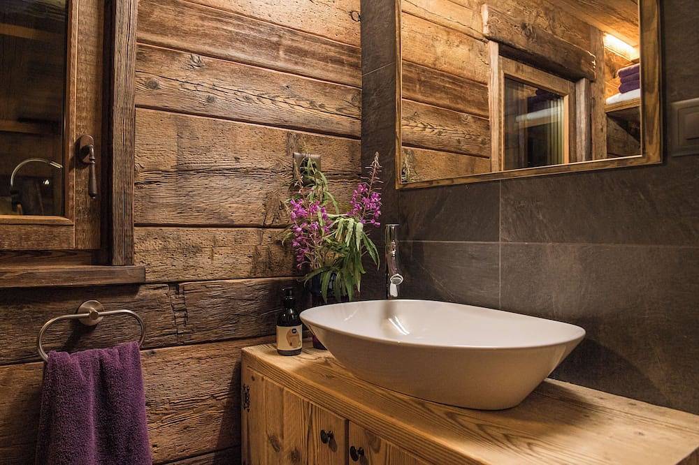 Gmachje - a cozy Tiny House in Findeln with ski-in/ski-out access in Zermatt, Wallisian Alps