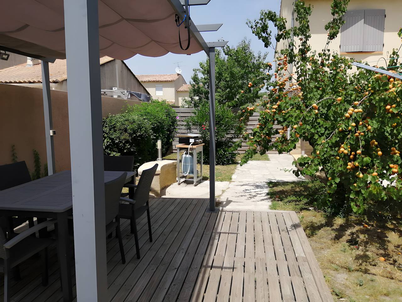 Ganze Wohnung, Apartment 'La Vie Est Belle' mit Gemeinschaftspool, Wlan und Klimaanlage in Meynes, Nimes und Umgebung