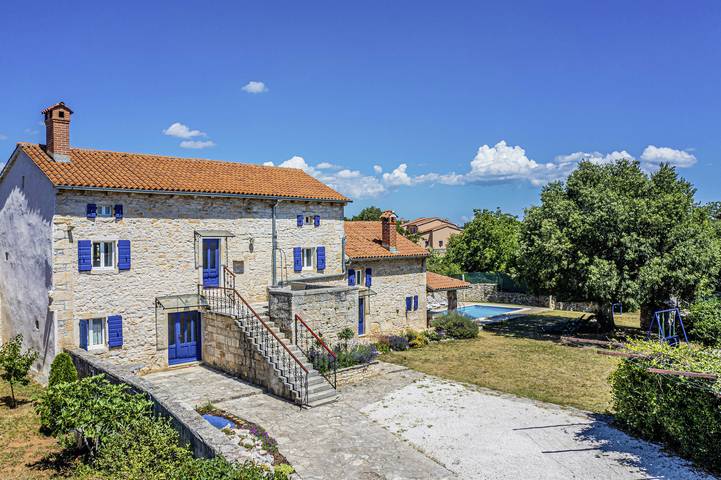 Ferienhaus für 15 Personen, mit Balkon/Terrasse und Garten sowie Pool in Štokovci