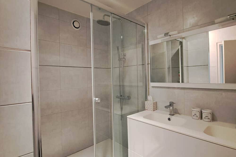 Ganze Wohnung, T3 Standing 10' from Tours | Balcony | Home Cinema | Free Parking in Tours, Tours und Umgebung