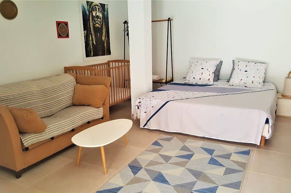 Propriete Familiale 200 m² sur 6000 m Piscine, terrain de boules, jeux d'enfants in Cagnes-sur-Mer, Côte méditerranéenne (France)