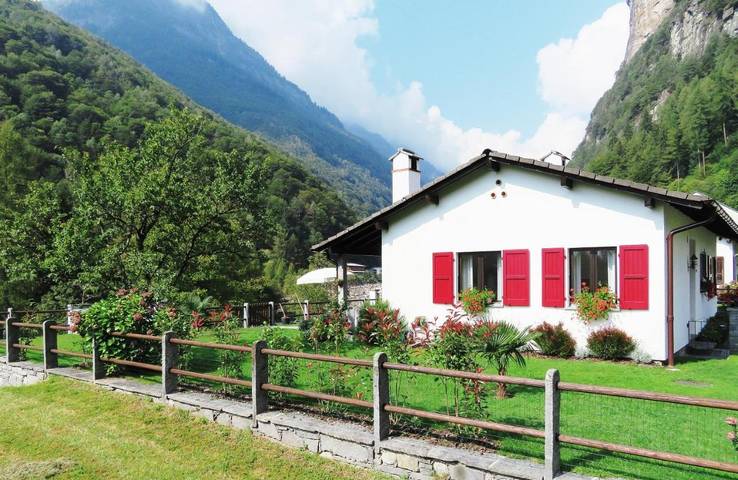 Ferienhaus für 6 Personen, mit Balkon und Terrasse sowie Garten und Ausblick in Brione