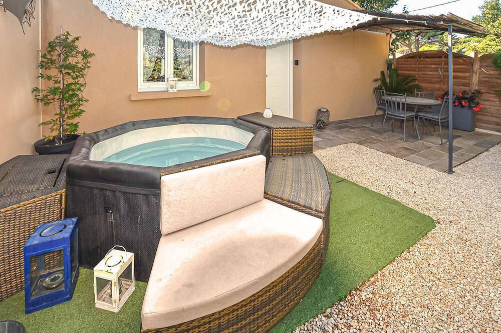 Maisonnette avec jacuzzi in Mazan, Parc naturel régional du Mont-Ventoux