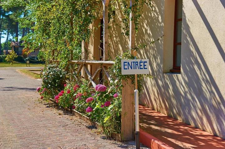 Parc de vacances pour 6 personnes, avec piscine et bassin pour enfant ainsi que jardin et vue, animaux acceptés à Salles - 2