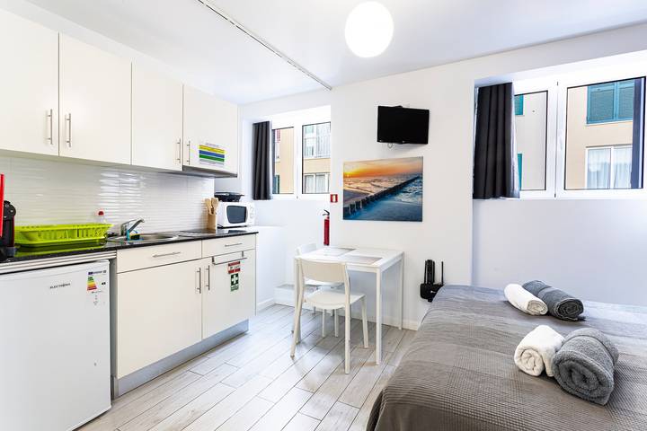 Entire studio, Apartment 'Holiday Home Funchal Center T0V' with Wi-Fi and Air Conditioning in Funchal (Sé), Madeira