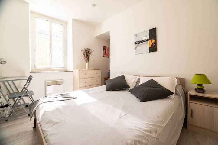Entire apartment, T2 Mezzanine Historic Center in Saint-Paul-Trois-Châteaux, Nyons region