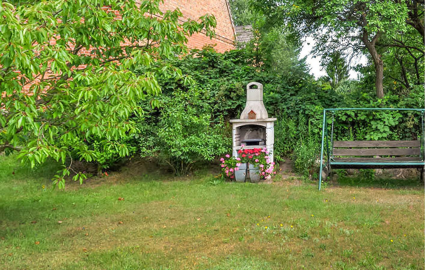 Ganze Ferienwohnung, Gemütliches 2BR Apartment mit Parkplatz, Terrasse & Internet, 2km zum Strand in Dorf Zechlin, Rheinsberg